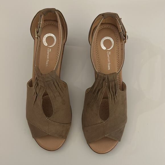 NIB Journee Collection Womens Kedzie Ankle Strap Center Cut Wedges Size 9 Taupe - Picture 5 of 8